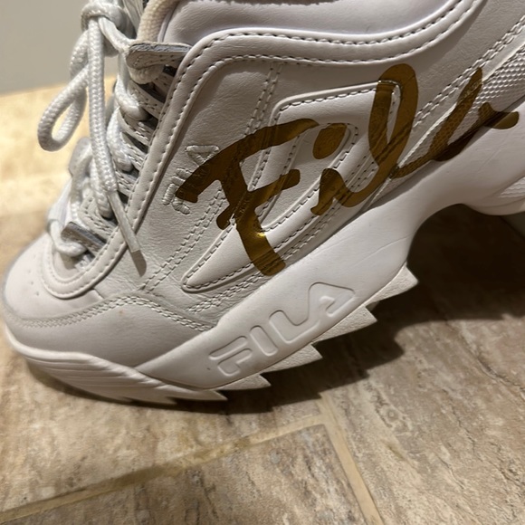 Fila sneakers size 7 - Picture 1 of 5
